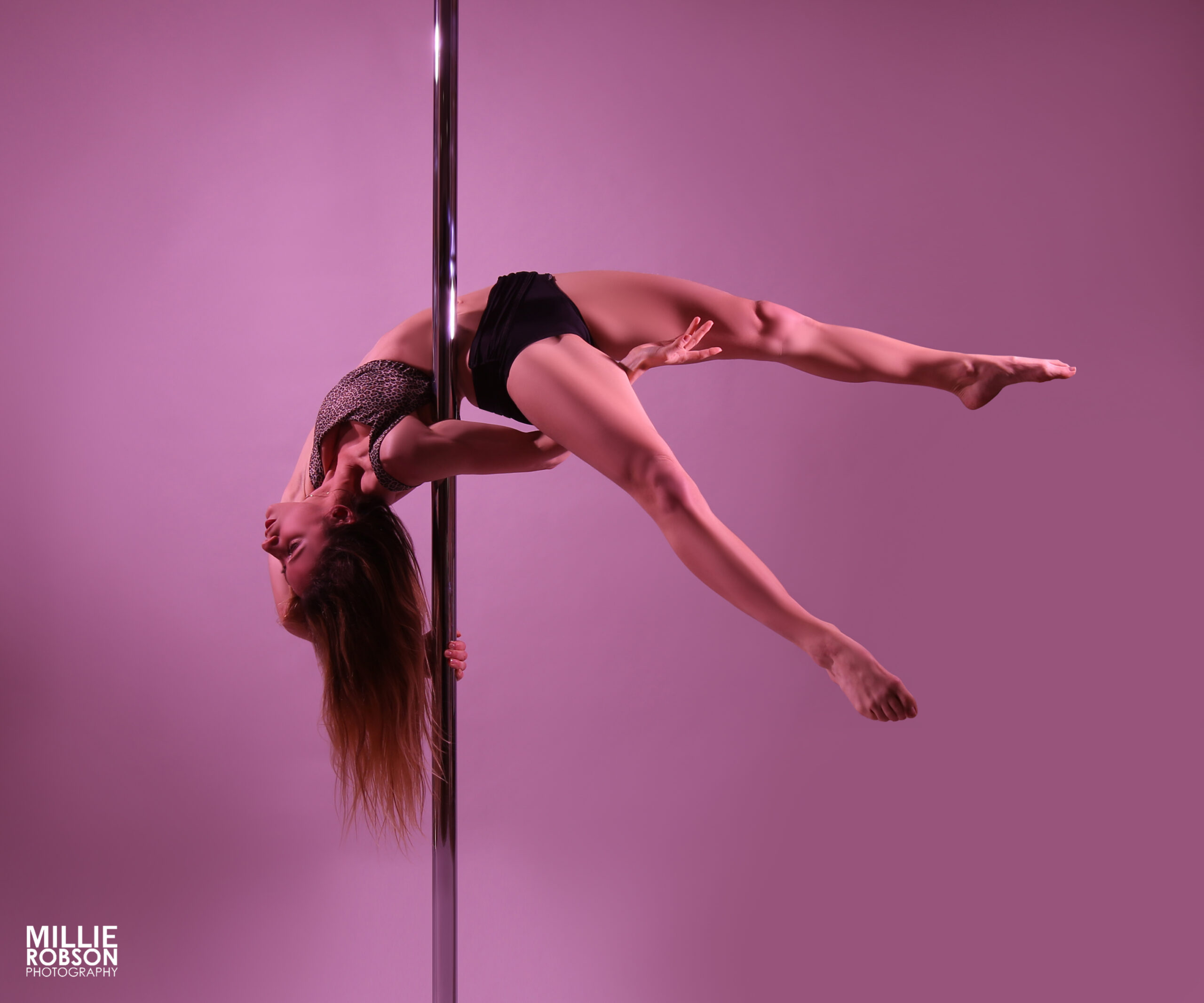 Figure de pole Dance par Lydia professeure à Electrick pole dance studio photo prise par Millie Robson